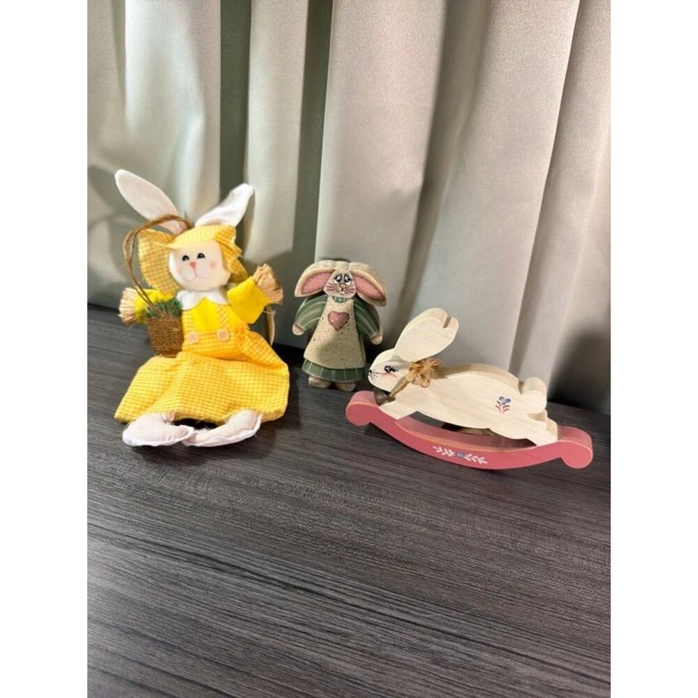Vtg Bunny Decor lot of 3 cottage old fashioned wood straw Easter